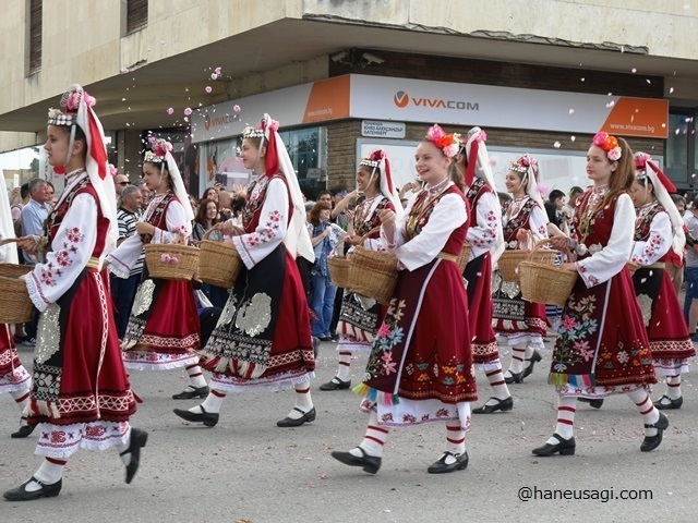 陽光とともに移ろう花の香りに包まれて ブルガリア「薔薇の谷」で安らぐ至福ディシラで「ここちいい」極上体験を