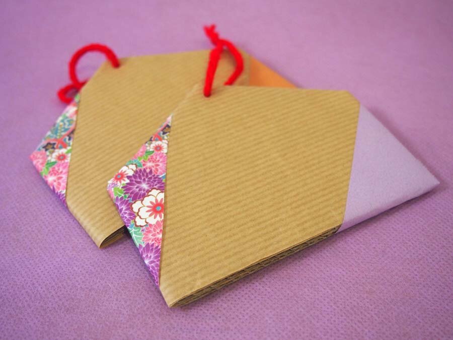 折り紙で作る椿の花の飾りをYou Tubeで紹介しました。紐をつけてつるし飾りのようにアレンジしましたが、もちろんお花のままでもOKです。 動画制作@y_ycreation壁面飾りお正月壁面お正月飾り1月壁面2月壁面デイサービスレクリエーション介護施設折り紙