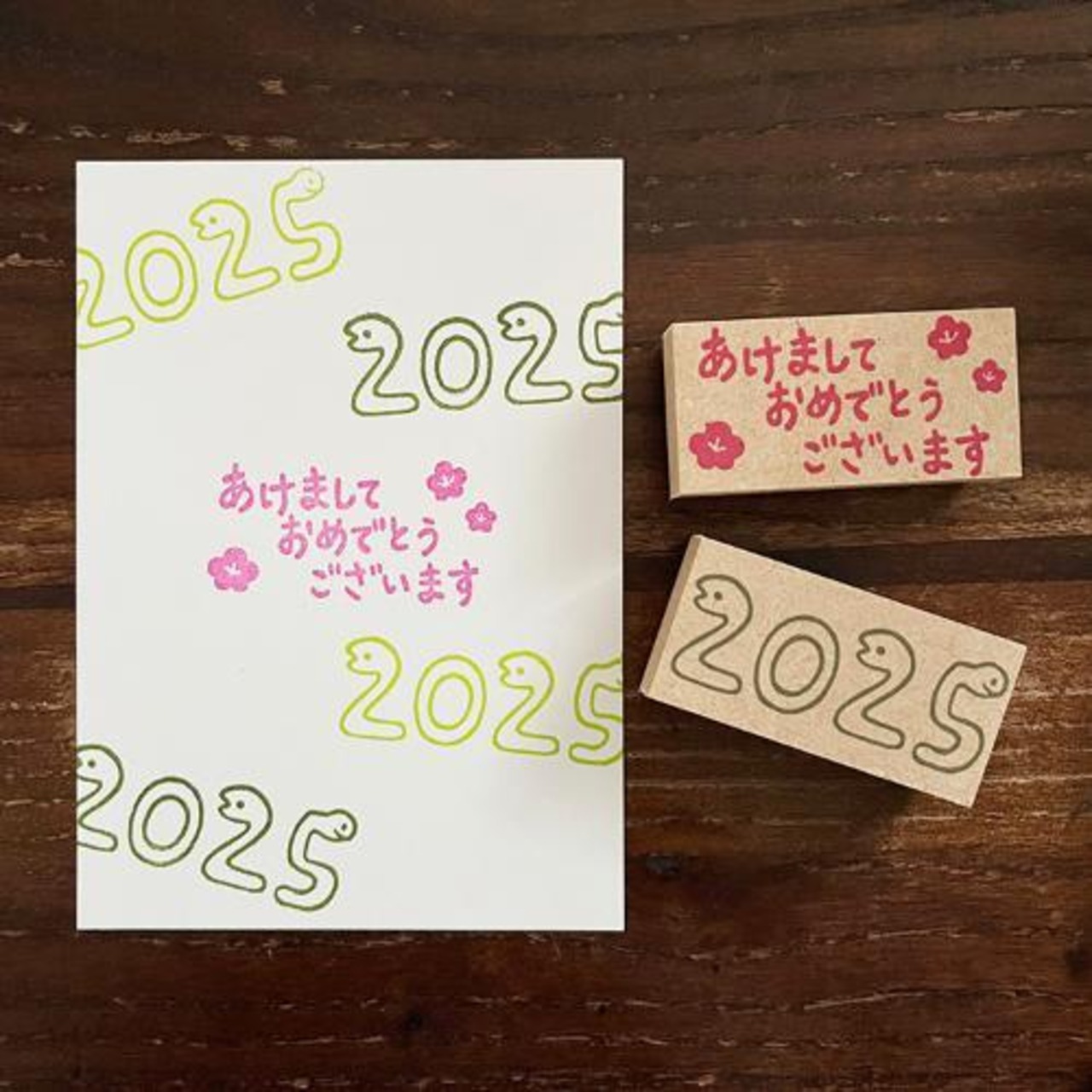 巳年年賀状に白蛇の土鈴 消しゴムはんこ