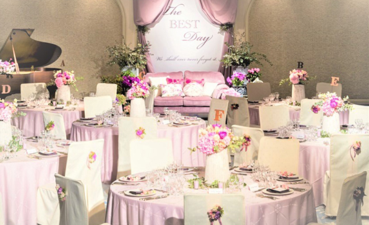 お選びいただくテーブルクロス、お花のアレンジによって同じ会場でも様々な雰囲気を作り出すことができます👗🪞💎 結婚式のイメージがつかない方、具体的な内容がきまっていない方でも大歓迎です🙆‍♀️ご来館お待ちしております。ホテルニューオータニ博多ホテル