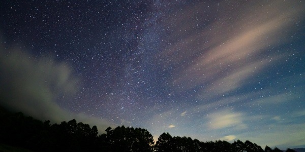 いなわしろ花火大会 猪苗代町令和7年は猪苗代町は合併70周年の記念の年。現在の猪苗代 町は昭和30年に1町5か村が合併し誕生しました。そんな合併70周年の節目の年に「猪苗代町合併70周年記念 いなわしろ花火大会」が行われます。 会場は 猪苗代町運動公園で15時より