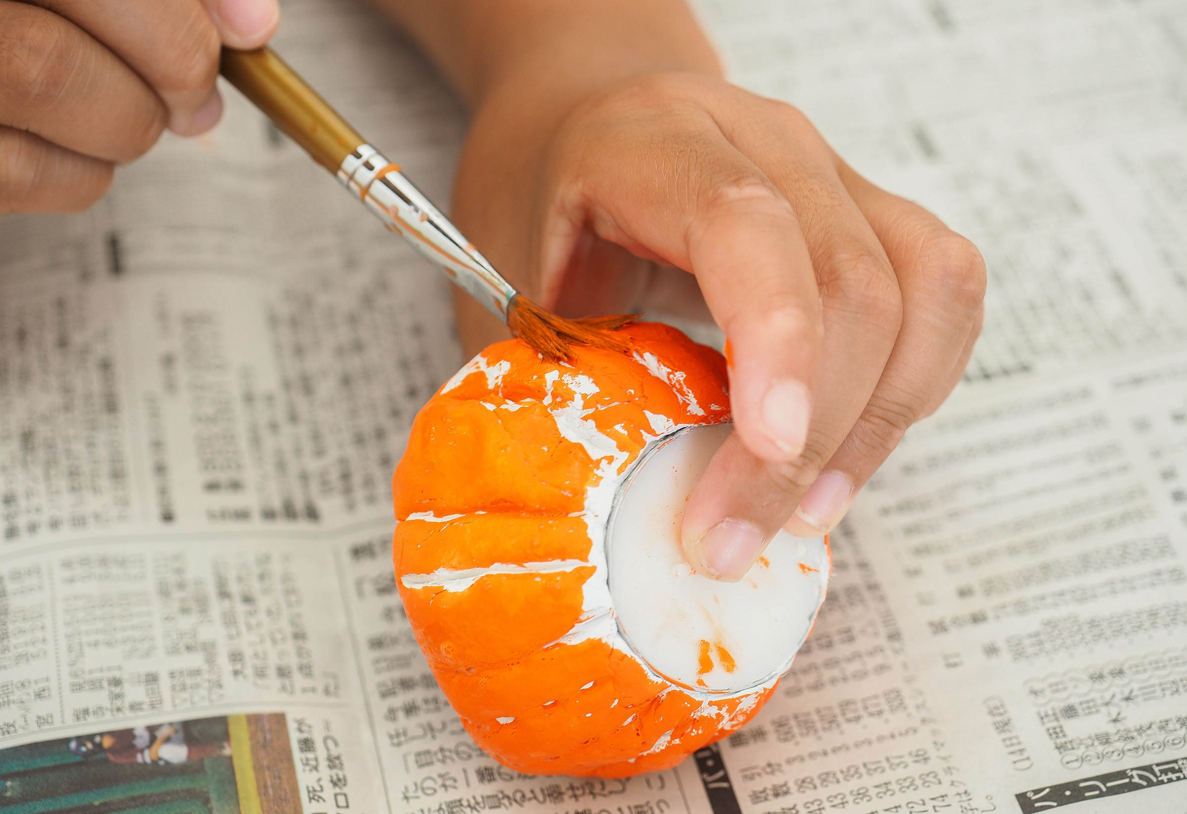 ハロウィンの工作粘土で目玉の作り方