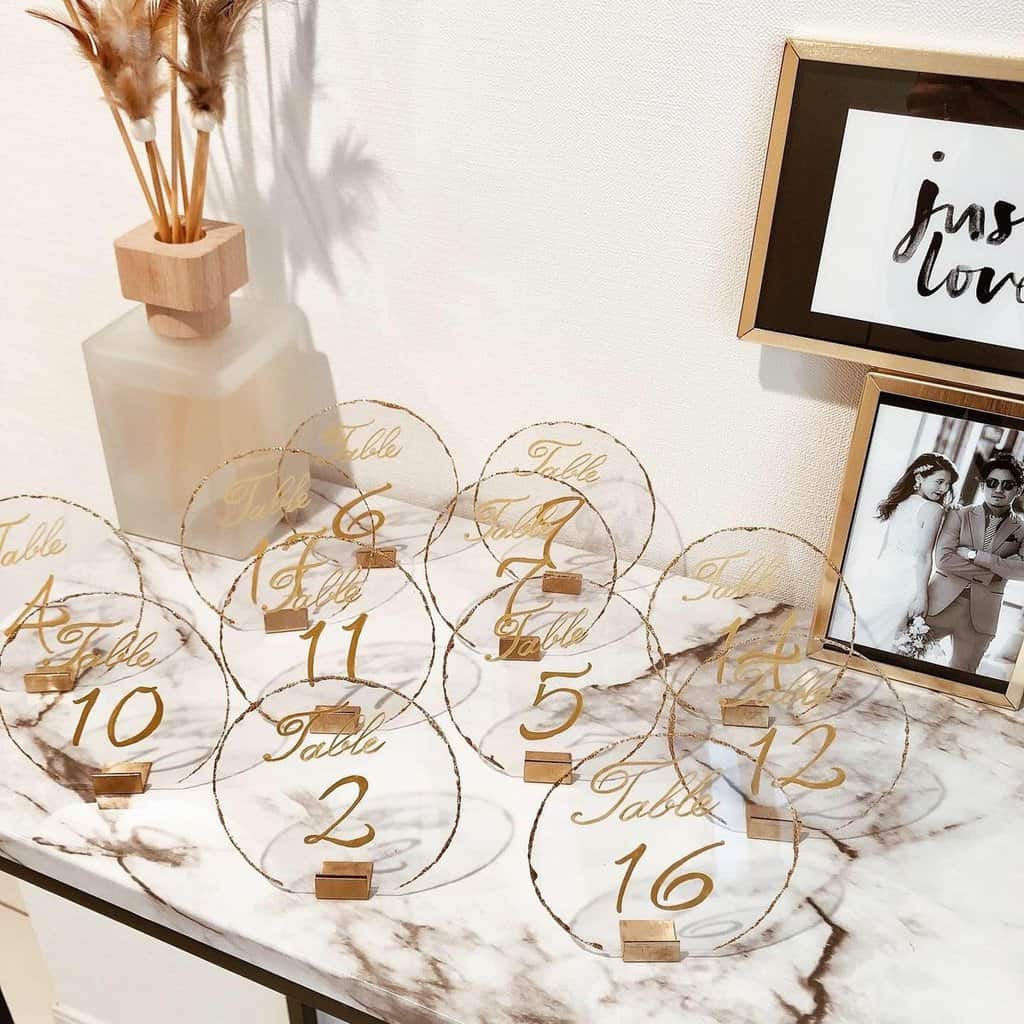 Amazonテーブルサインウェディングテーブル番号 - 英語アルファベット付き木製テーブルナンバー -幾何学的でモダンな六角形、センターピース、レセプション、レストラン、誕生日、イベントのラフトアップ用席札文房具・オフィス用品