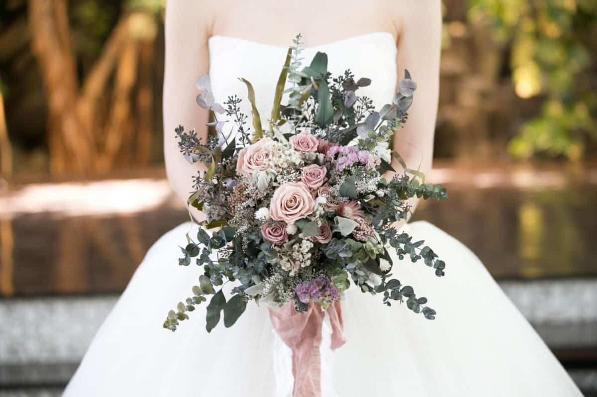 花束 ブーケ 完成品 ユリ クラッチ 造花 ディスプレイ インテリア 白 ウェディング 結婚式 人気 お洒落 ウェディングブーケ 海外挙式 2次会 -アトリエブルージュ・flower shop - プレゼント＆ギフトのギフトモール