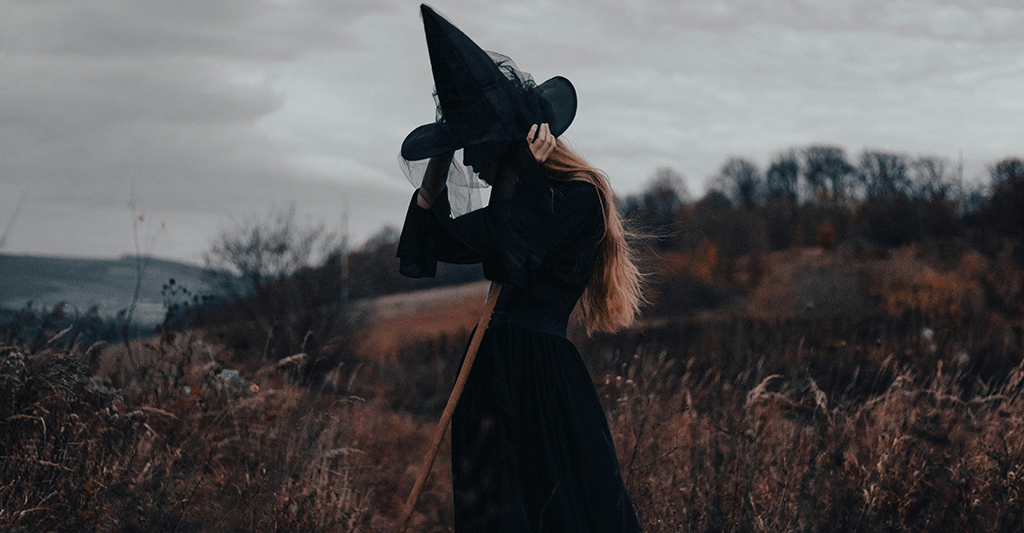 Halloween -Bats-なぜ、コウモリがハロウィンの象徴のひとつなのか。 ほとんどのコウモリの主食が昆虫であり、作物などを荒らす昆虫をネズミを食べてくれることから 収穫を祝うハロウィンではコウモリへの感謝を込めてコウモリのモチーフを飾るんだそうです。 また