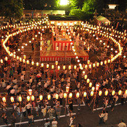 築地本願寺納涼盆踊り大会で踊る人たち 10981000050 の写真・イラスト素材アマナイメージズ
