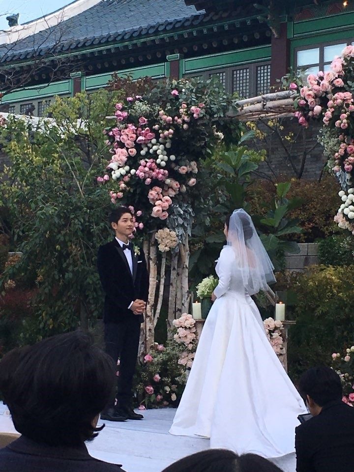 俳優のパク·ボゴムがついに ? IUと腕を組んで結婚した。イ·ジョンソクもできなかったこの瞬間、ファンのときめきが爆発している。パク·ボゴム♥IU、ウェディングドレス&タキシード着て「世紀の- MK