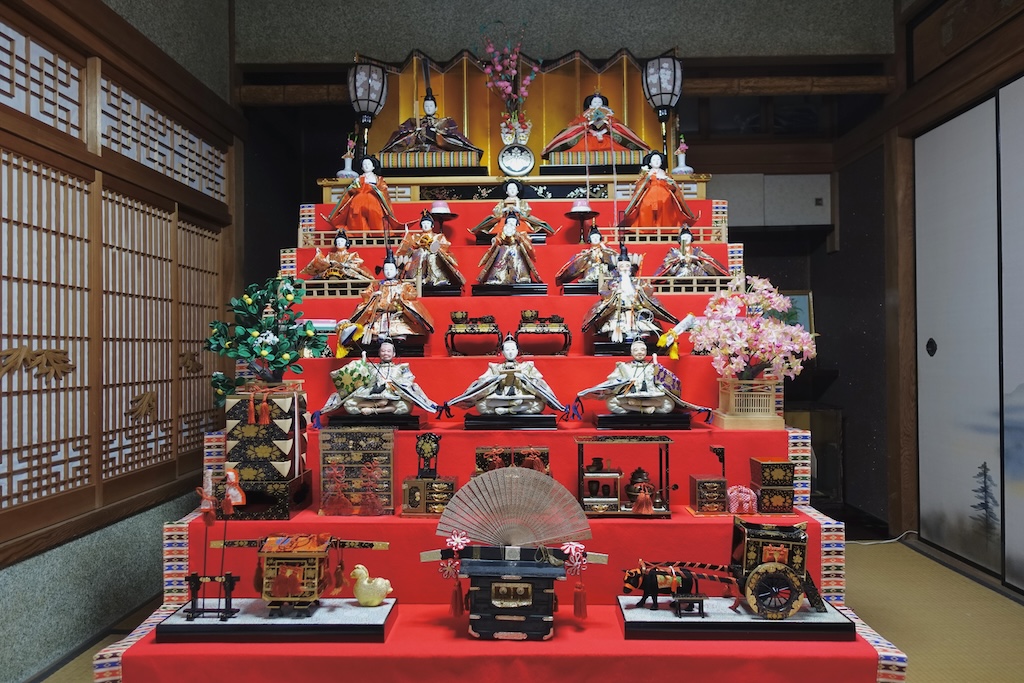 雛人形をおしゃれに飾るには？インテリアのプロが教える部屋になじむ選び方と飾り方@Living アットリビング