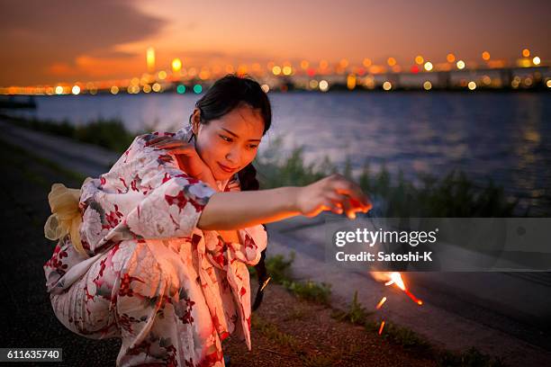 浴衣を着て手書き風の花火大会を見る女性の無料イラスト49848素材Good