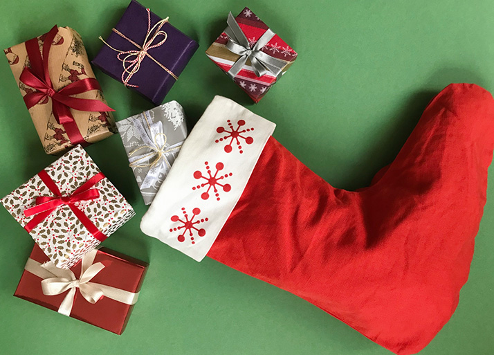 クリスマスプレゼントはなぜ靴下に入れる？小田急百貨店オンラインショッピング