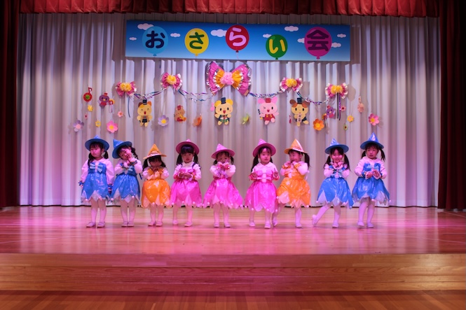 幼稚園おゆうぎ会🧙🏻🐭💓 ぴーちゃんは おジャ魔女カーニバル🎶ダンス ママの世代で懐かしいꔛ🤍 ちゅんちゃんは 『てぶくろ』劇で食いしん坊ネズミ役🐭 衣装が先生の手作りですごい👏 感動した🥹💖 ご心配してくださった方は ありがとうございました😭💦🐥⸒⸒ ママの