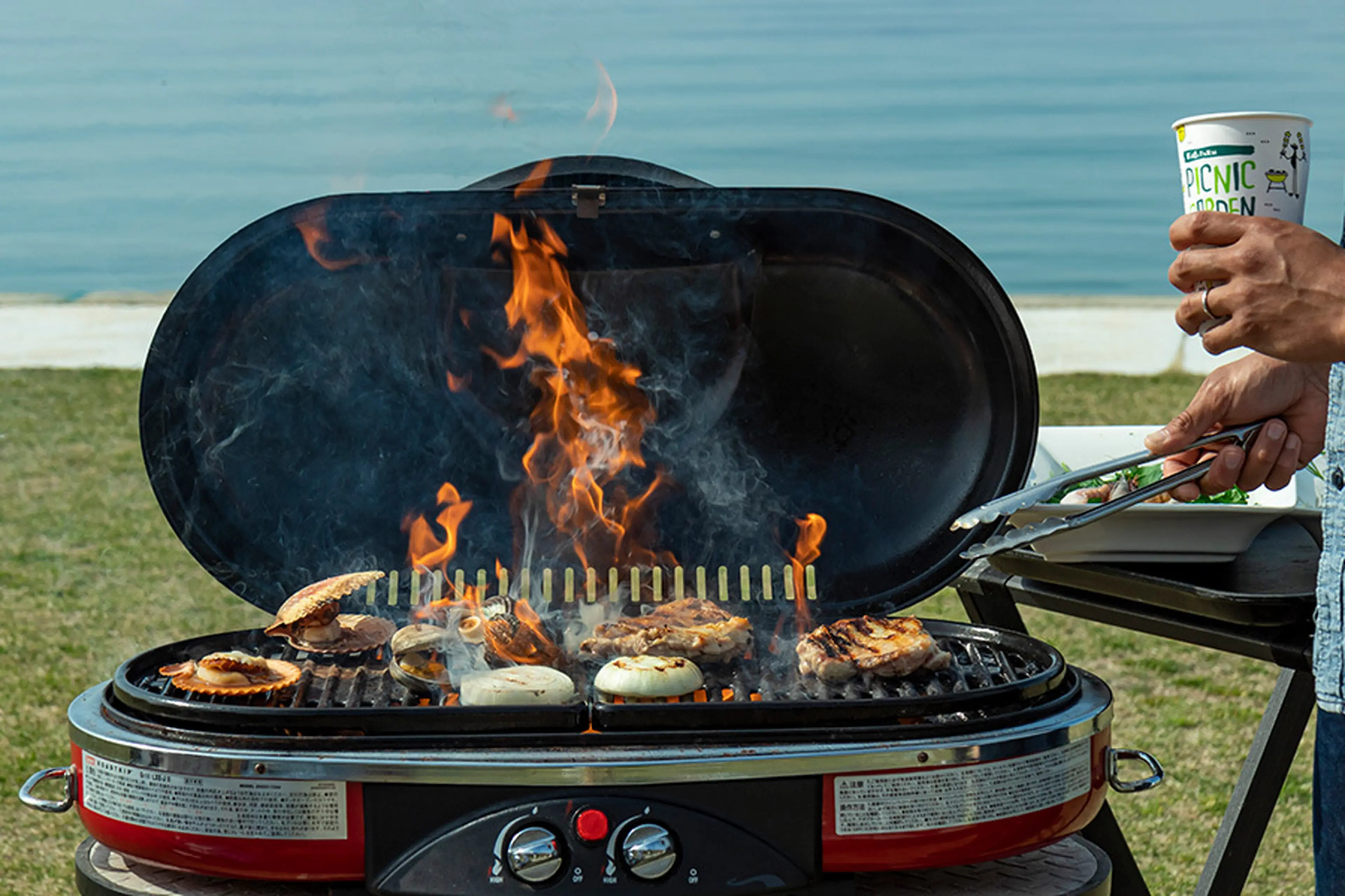 淡路島のBBQにおすすめ施設 淡路島の最高のロケーションでBBQを楽しめる おすすめの５つのスポットをご紹介します。 淡路島の豊かな食材を使用した各施設のメニューは手ぶらで訪れてもOK 気軽にアウトドアを楽しめます。 ① FrogsFARM PICNIC GARDEN @frogs_farm 📍 淡路