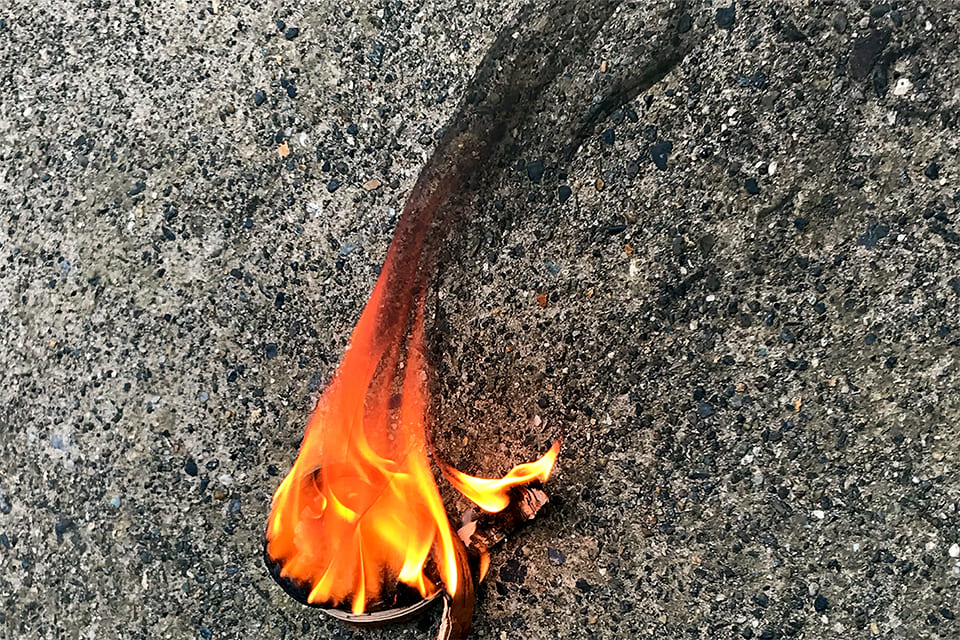 松本市では、お盆にご先祖様を送り迎えする際に 「かんば 白樺の樹皮 」を焚く風習があります。この煙に乗って、ご先祖様がお墓と自宅を行き来すると言われています。 ​本日8月16日は、ご先祖様がお墓にお帰りになる「送り盆」 皆さんも、お墓や自宅で「 かんば」を焚