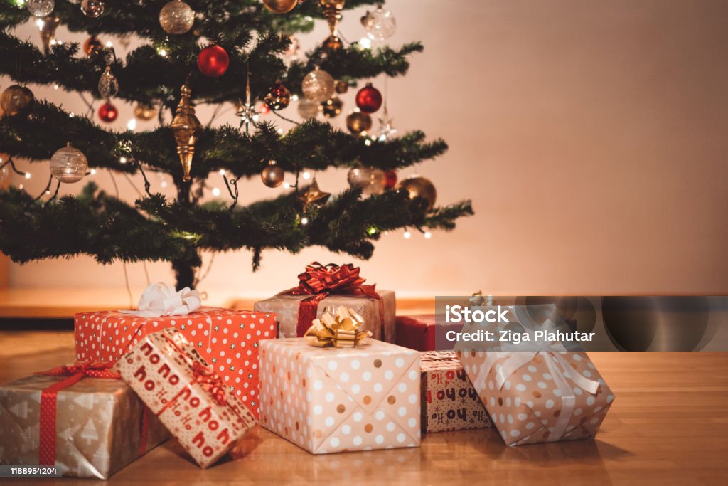 クリスマス ツリーの下にプレゼントのストックフォト – ロイヤリティフリー画像FreeImages