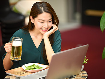 モテる男は知っている！ 飲み会で女性が「脈アリの男性」にだけ見せるサイン10選 - dressing ドレッシング