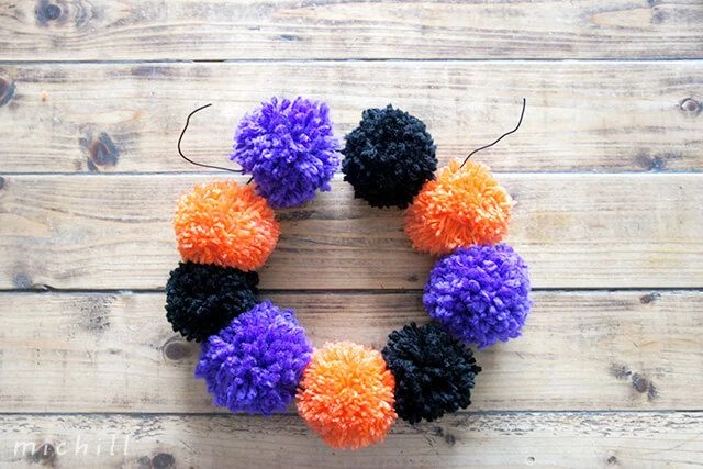 ポンポンでハロウィンリースです。思ってたのとCAINZ DIY Square