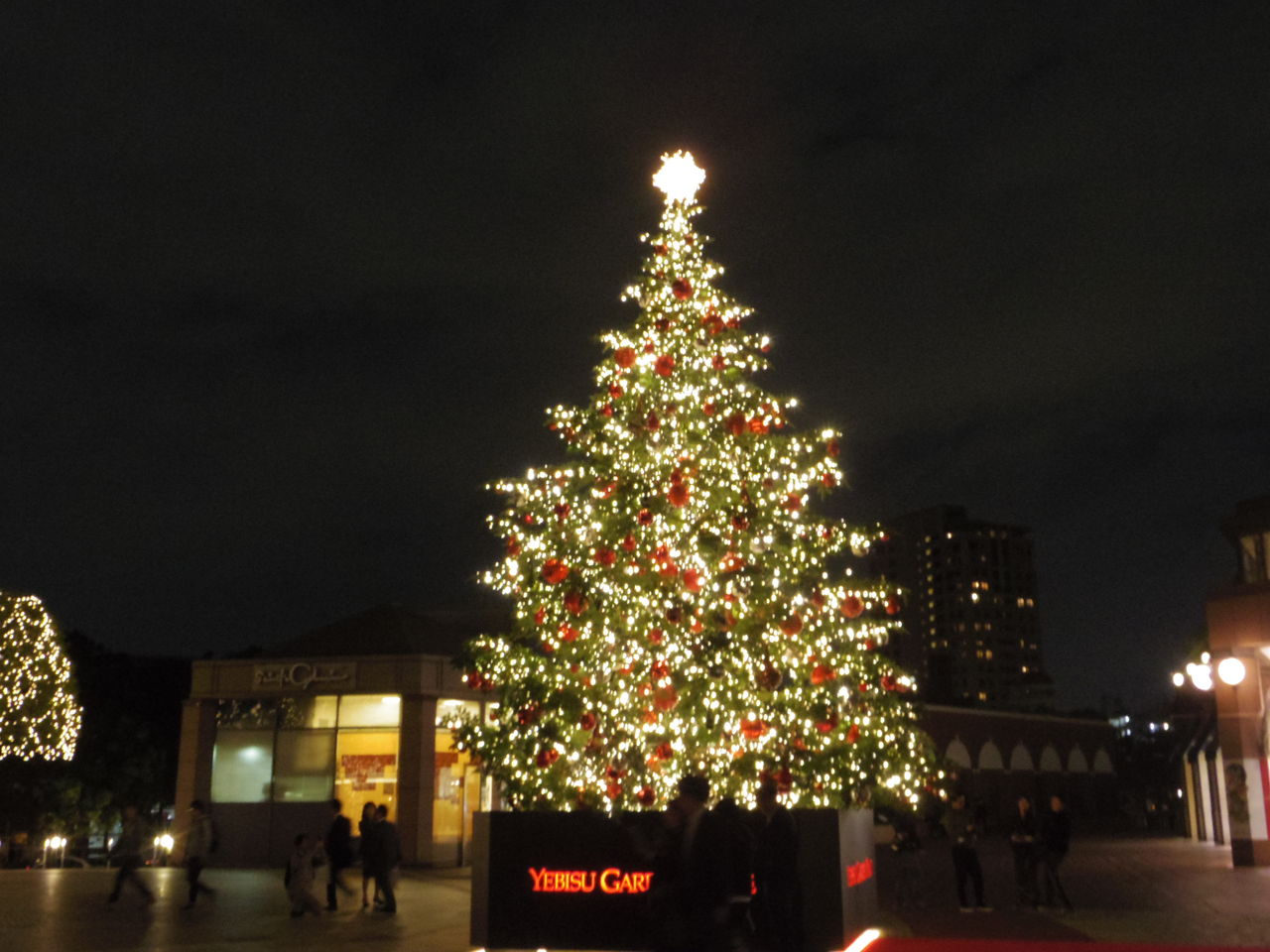 恵比寿ガーデンプレイスのクリスマス - バカラの世界最大級シャンデリアや10mのクリスマスツリー - ファッションプレス