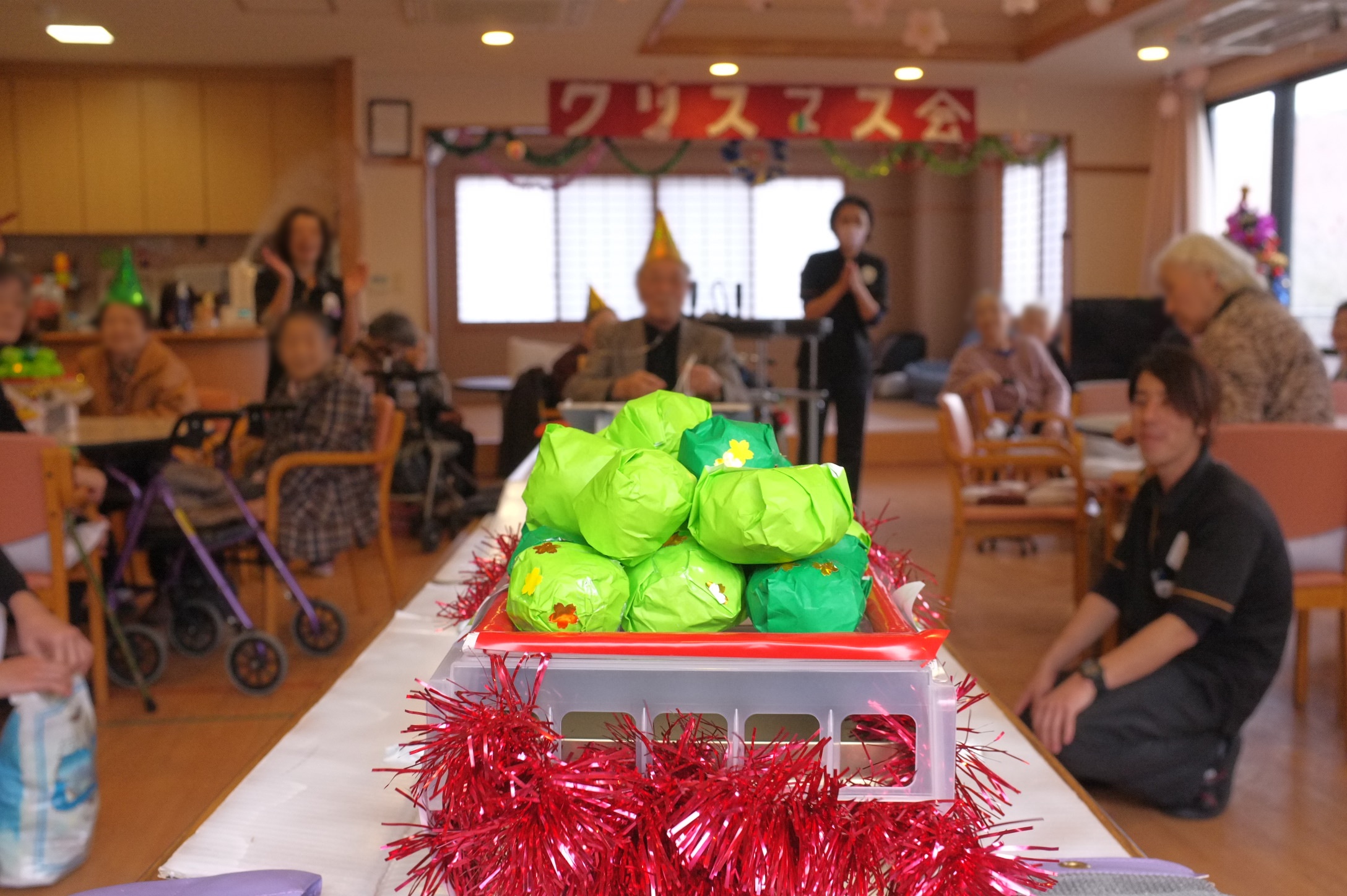 特養ふたみ苑でクリスマス会♪おやつバイキングを行いました！ - 社会福祉法人 恒心福祉会