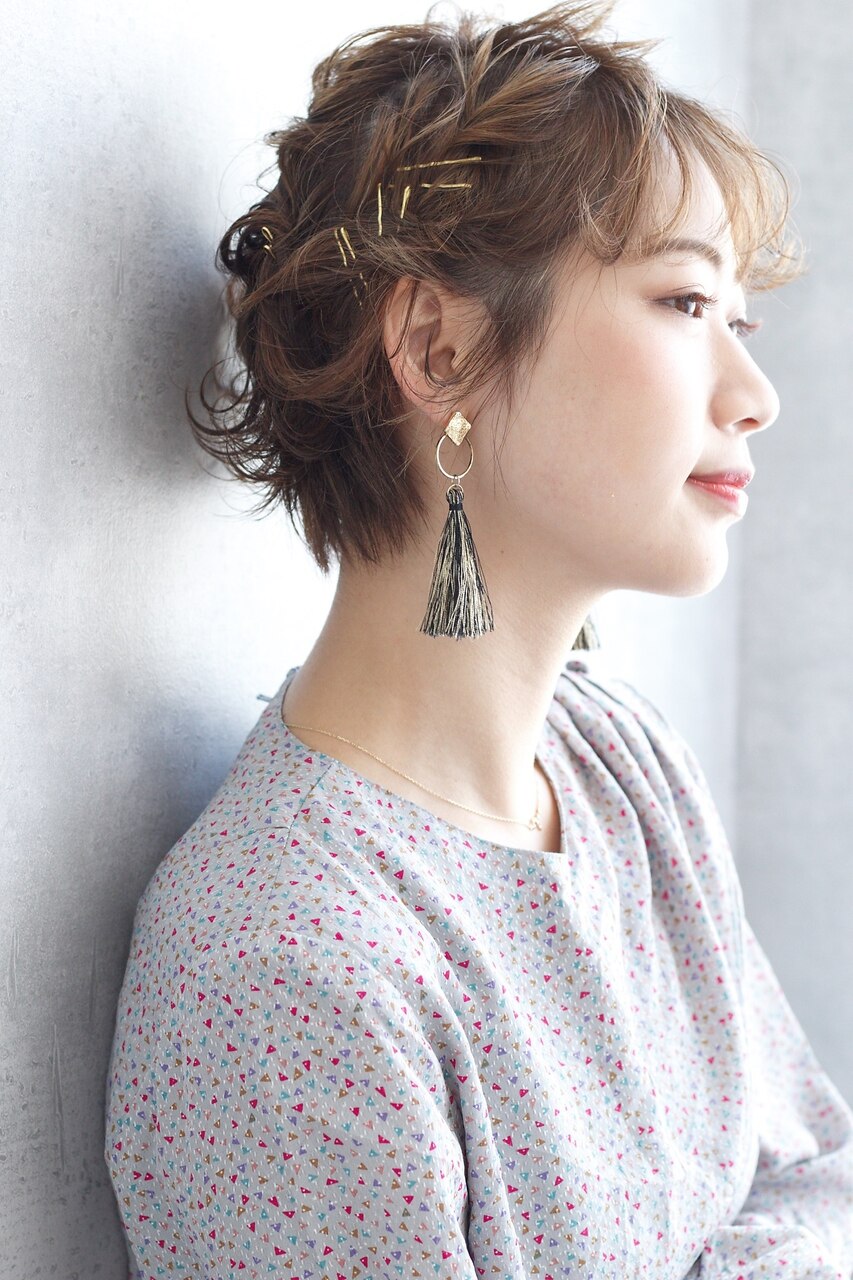 ショートヘアの結婚式・パーティヘアアレンジ アメピンでとめるだけで今ドキが作れる！？