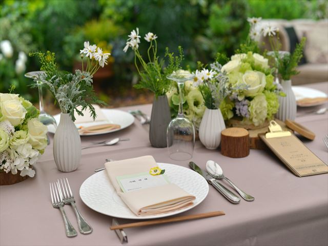 夏婚装花水の透明感を活かして涼し気に。テーブル装花アレンジ実例ARCH DAYS