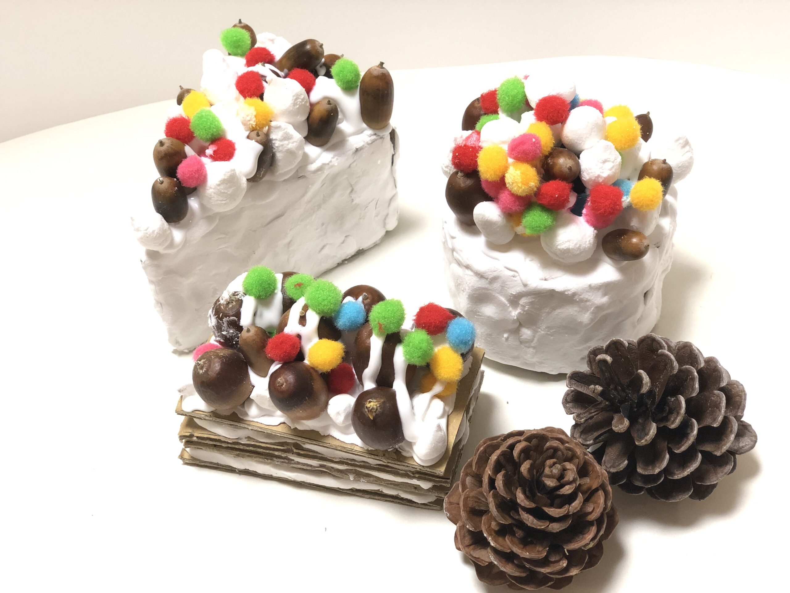 どんぐりや松ぼっくりのクリスマスリースせいさくっと