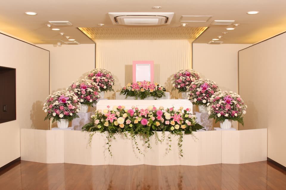葬儀の「花」まとめ。種類や用途、それぞれの特徴は？ - 家族葬・葬儀なら大阪市民葬センター大阪市・堺市の斎場で格安費用のお葬式