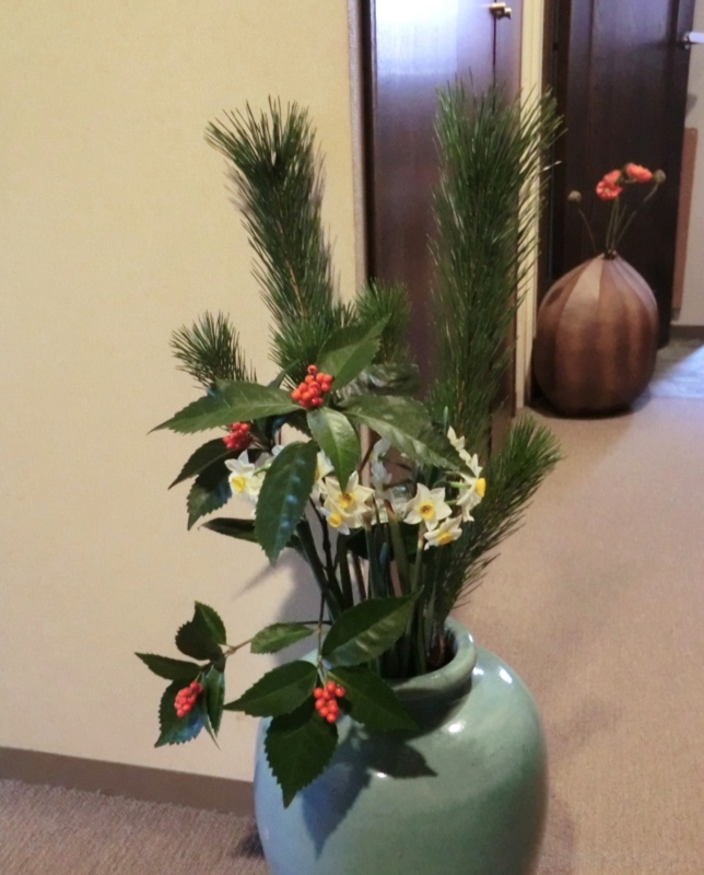 祝日、熱心に正月花 - 「池坊・花のあけちゃんブログ明田眞子」 花の力は素晴らしい。広島で４５年、池坊いけばな教室。熱心な方々と楽しく生けてます
