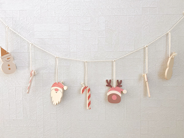 11月になったので早速クリスマスツリーを🤍 今年の第一弾はリボンツリーに🎀 ツリーは @_lalah0me さんのものです🎄💓 ⁡ベージュのベルベットリボンがいいなぁと考えてたけど、リボンだけ買っても結構高いので、スリコでキッズ用ヘアアクセのベルベットリボンを買い占め