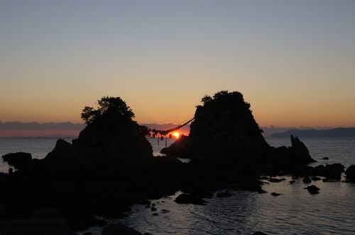 大分県佐伯市にある豊後二見ヶ浦の夫婦岩を結ぶ大しめ縄と初日の出の写真素材108182331- PIXTA