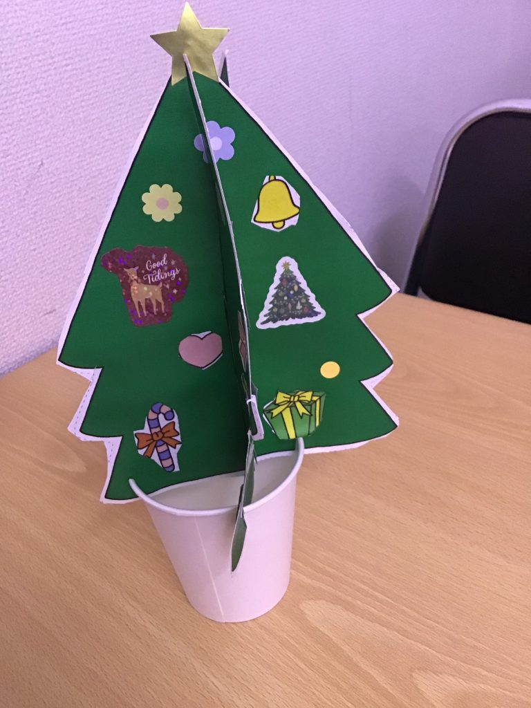 小さくて可愛い「松ぼっくりツリー」の作り方とクリスマスを彩るアレンジ3選。Craftie Style