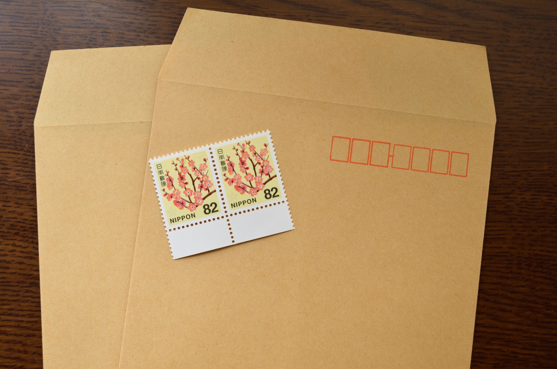 招待状の切手を購入する前に！切手代やマナー、綺麗な貼り方とは？アンシェウェディング