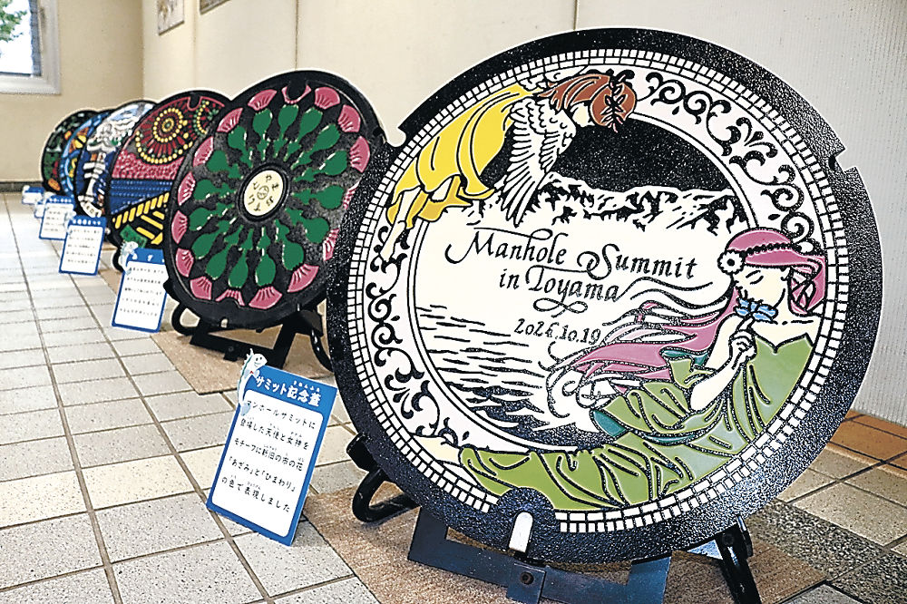 マンホールの写真撮影に順番待ち？「サミット」も盛況 人気の秘密はどこに？ 時事ドットコム取材班 ：時事ドットコム