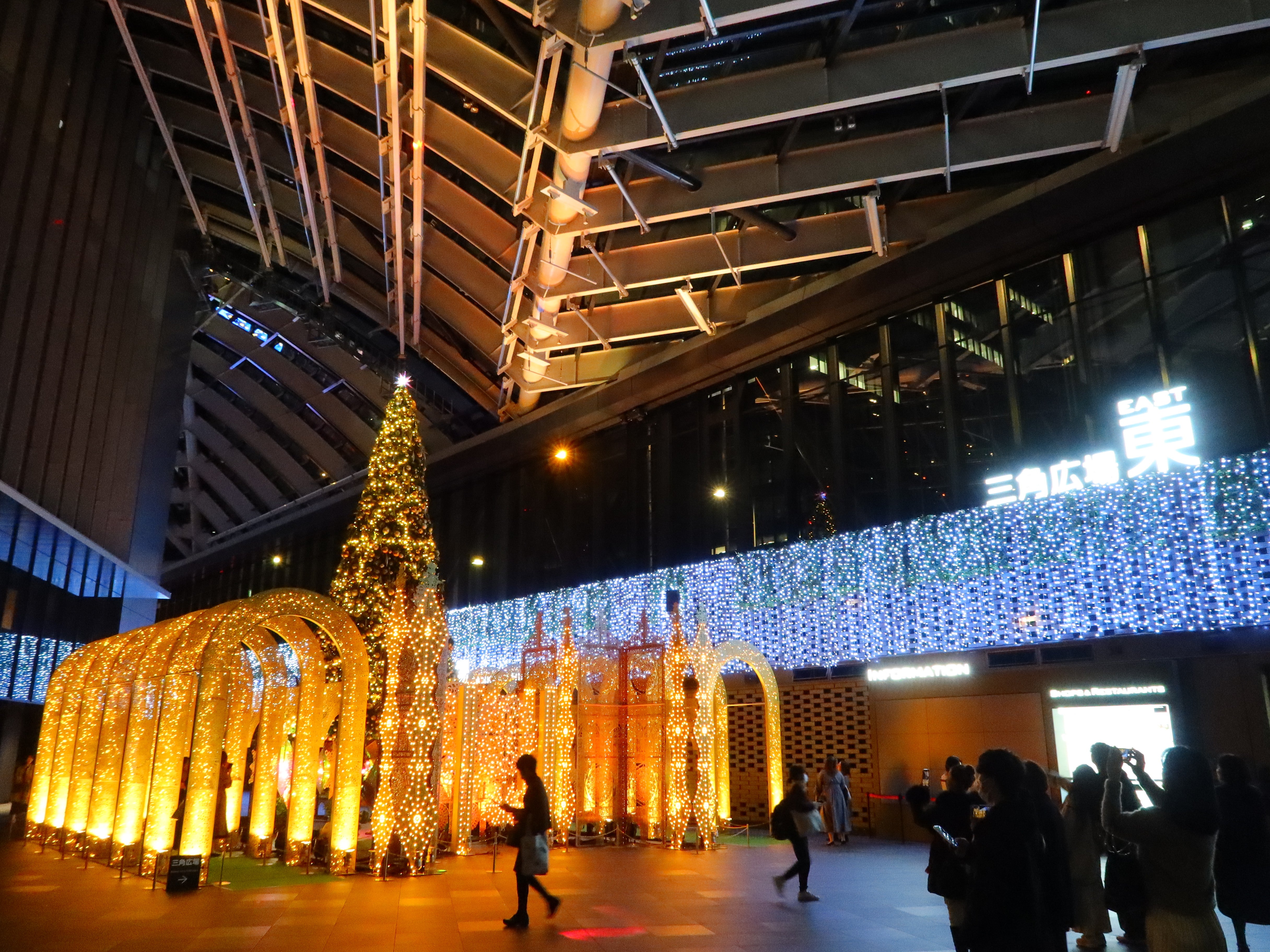 昨年、天王寺公園てんしばにて行われた Lantern Night〜空飛ぶクリスマスツリー〜 の夜空に浮かんだスカイランタンの様子です🎶@japangoodtime 様、素敵なお写真を ありがとうございます！✨-------------------------------------------------- 🏮LANTERN NIGHT 天王寺