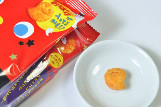 ブラックキャラメルコーン・魅惑のショコラ味」ブラックココア×まろやか練乳、ハロウィン限定おばけ型も - ファッションプレス