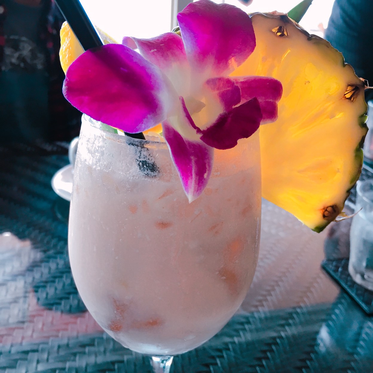 里山transitの豪華バースデープレート里山transitでは お誕生日や記念日で利用してくださるお客様が多くいらっしゃいます。 そこで、皆様の思い出に残るような デザートやプレートをご用意したいと思いスペシャルプレートを完成させました！ 畑を見立てたチーズタルト