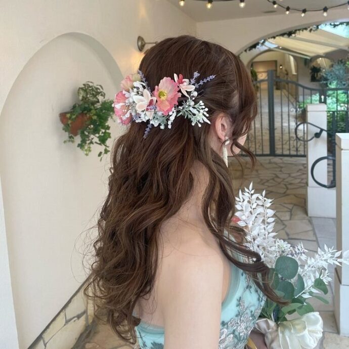 大好きなハーフアップ☺️, 結婚式でのヘアチェンジでアップスタイル→ハーフアップにしてガラッと印象を変えるのもいいですよね👗,パールやキラキラのストーンをたくさん使ったアクセサリーと合わせて更に華やかにするのがおすすめです✨,カラーはゴールドやホワイト系の他にピンク 画像3枚目 もございます💛🤍🩷組み合わせの変更等もご相談ください📩,