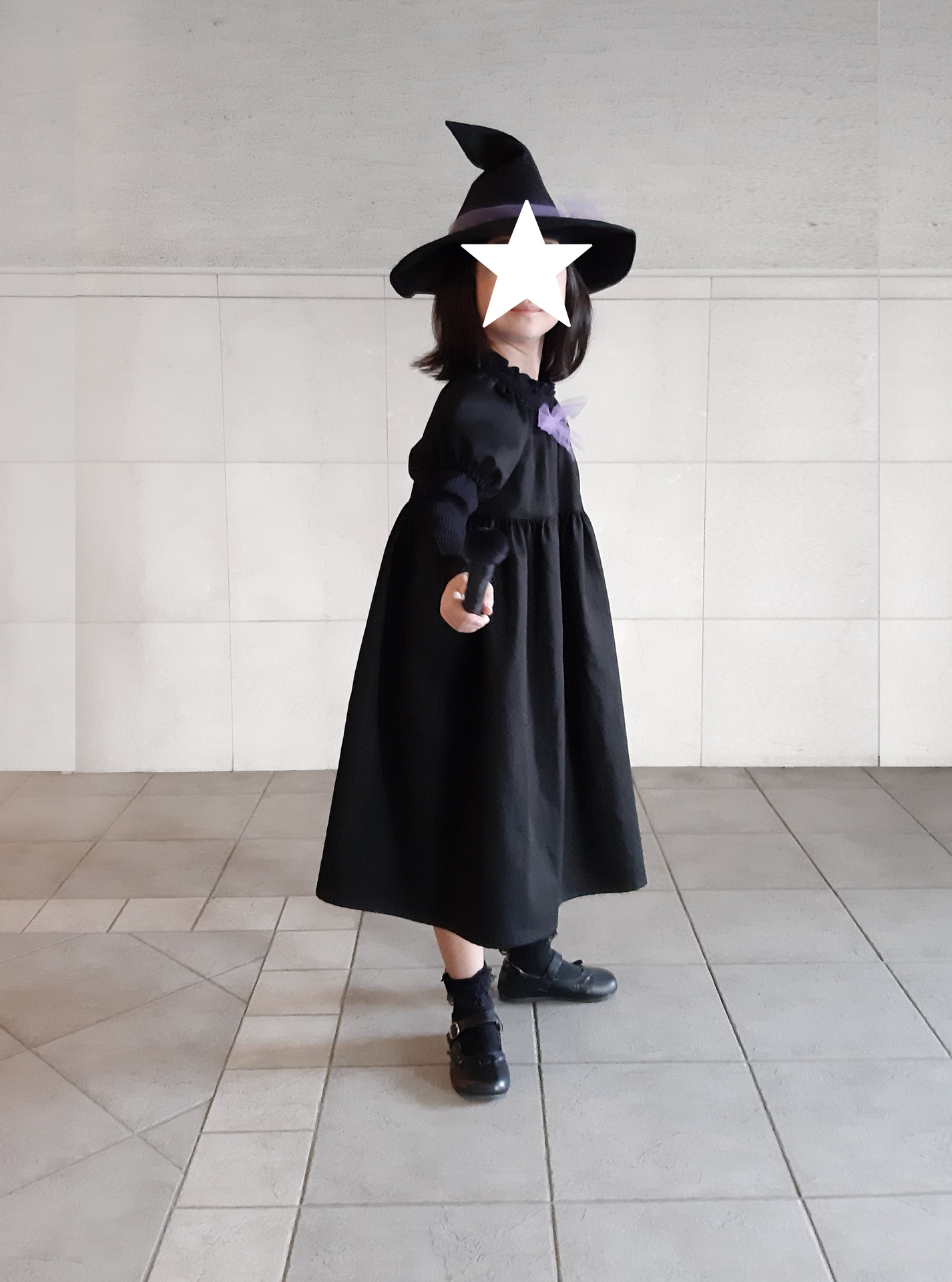 親子で楽しく作れる簡単ハロウィングッズ！魔法使いの帽子の髪飾りと魔法使いの箒のんびりにっこりハンドメイド