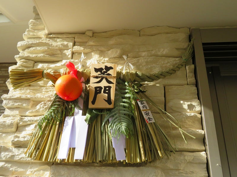 磁石がつかない玄関ドアにリースしめ縄を飾る方法4つ100均にもフックはある？コタツムリハウス