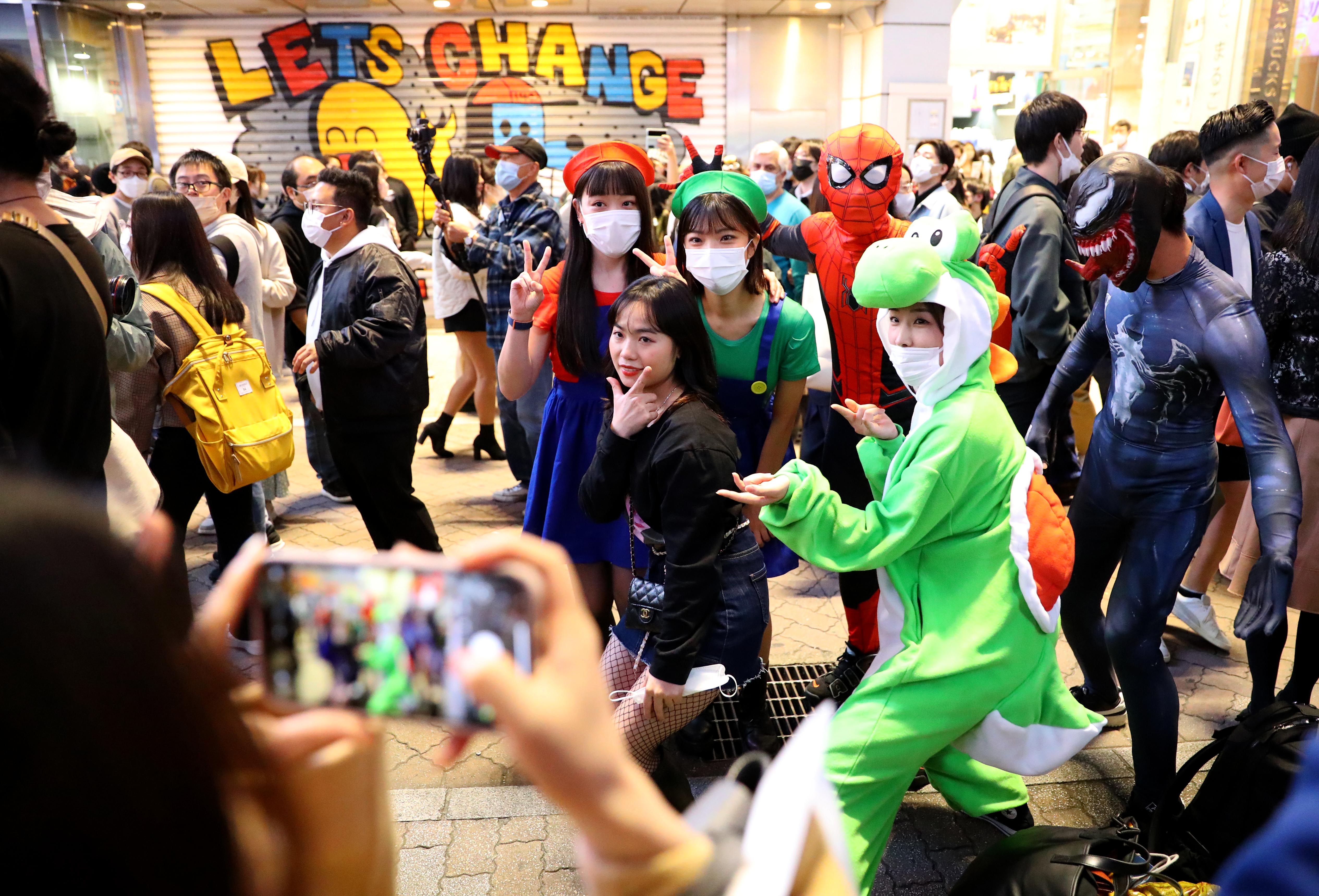 ♡ 今年のハロウィンはチャイナでちた🐼 チャイナ三姉妹🇨🇳 大人になってはじめてちゃんとハロウィンしてる笑ハロウィンハロウィンコスプレハロウィンパーティーハロウィン仮装チャイナドレスチャイナ服チャイナメゾ六本木halloween