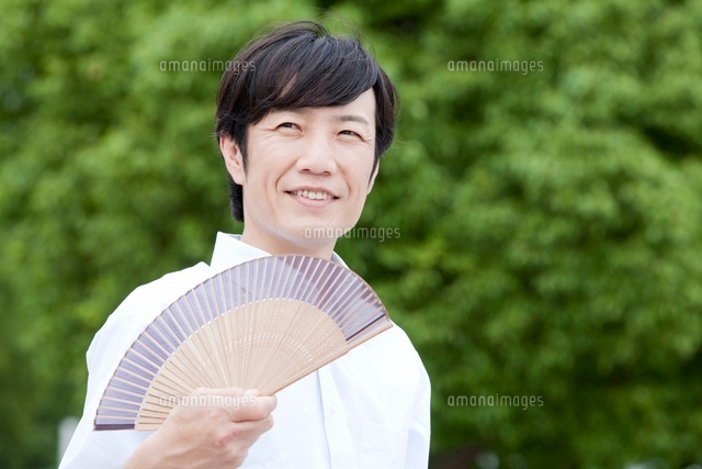 うちわであおぐ女の子イラスト無料イラスト素材素材ラボ