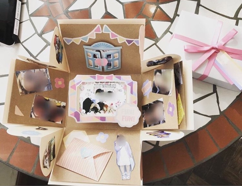 誕生日プレゼント 彼女 スヌーピー入り 花 ダイヤモンド レインボーローズ入り 箱を開けてサプライズ スヌーピー入り 横長ボックスプリザーブドフラワー入り ◇スヌーピーカラーはお任せとなります -フラワーガーデン リーブス - プレゼント＆ギフトのギフトモール