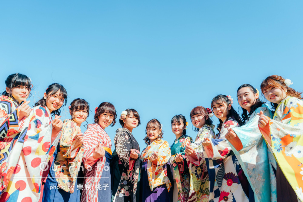 カラフルな袴が青空や桜の背景に映えて華やか！卒業式の友フォトの撮影OurPhoto アワーフォト