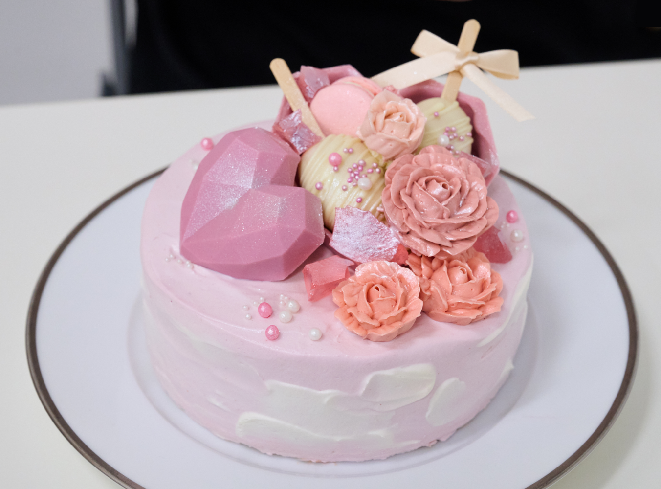 ローズベーカリーのクリスマス、ピンクのベリーケーキ＆ミニスイーツのティーセット - ファッションプレス