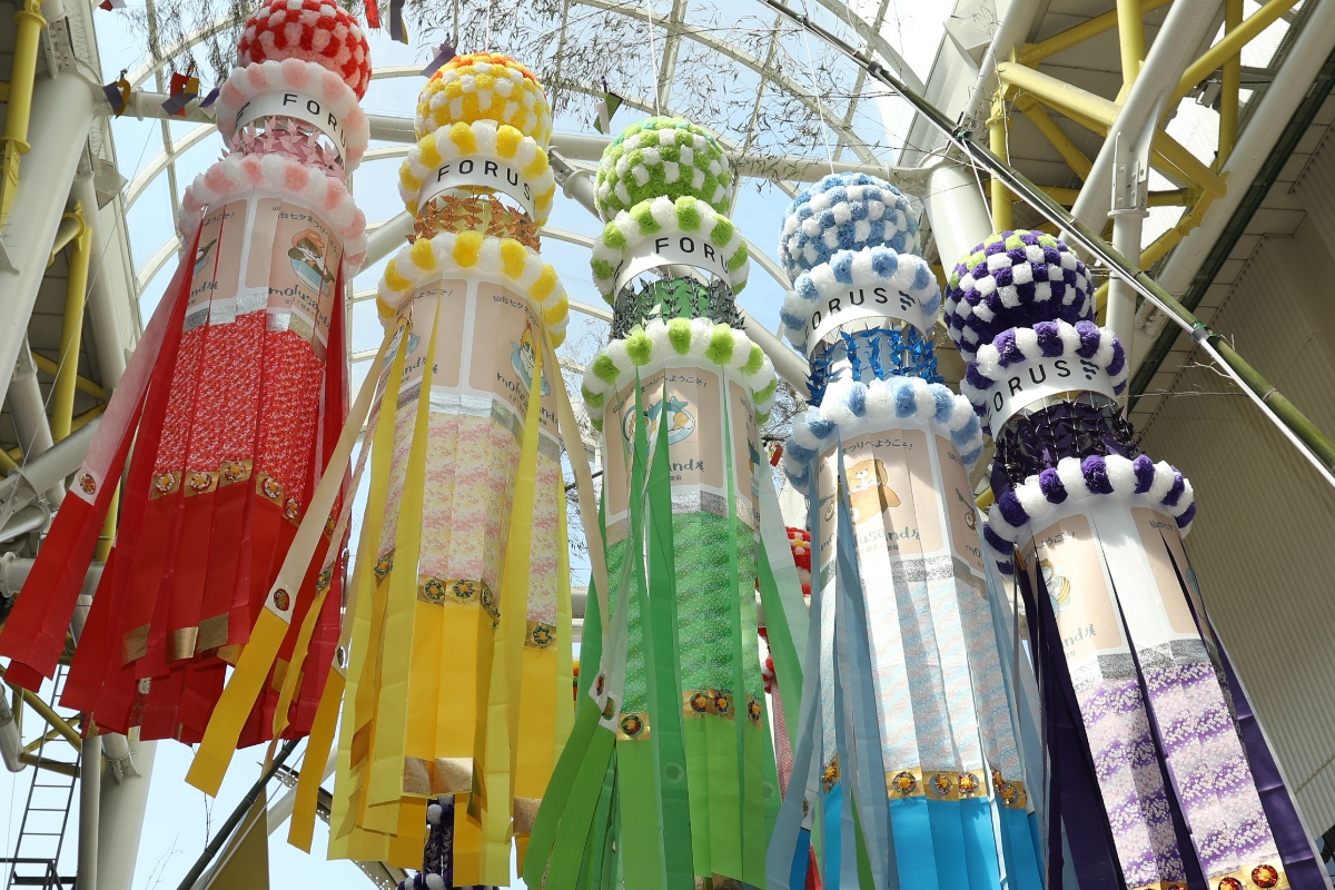 杜の都」７商店街を彩る３００本の大型飾り 「仙台七夕まつり」８日まで : 読売新聞