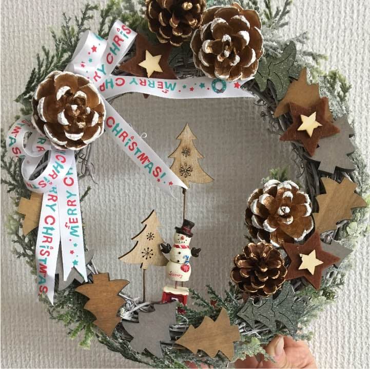 ダイソーのクリスマスリースがおしゃれすぎる！🎄 今回は @momo.mamagram さんの投稿を紹介させて頂きます✨--------------------------------------------------- ダイソー クリスマス🎄💖 第三弾はクリスマスリース💗 これ、本当に大人気商品で 金曜夕方在庫3つずつ