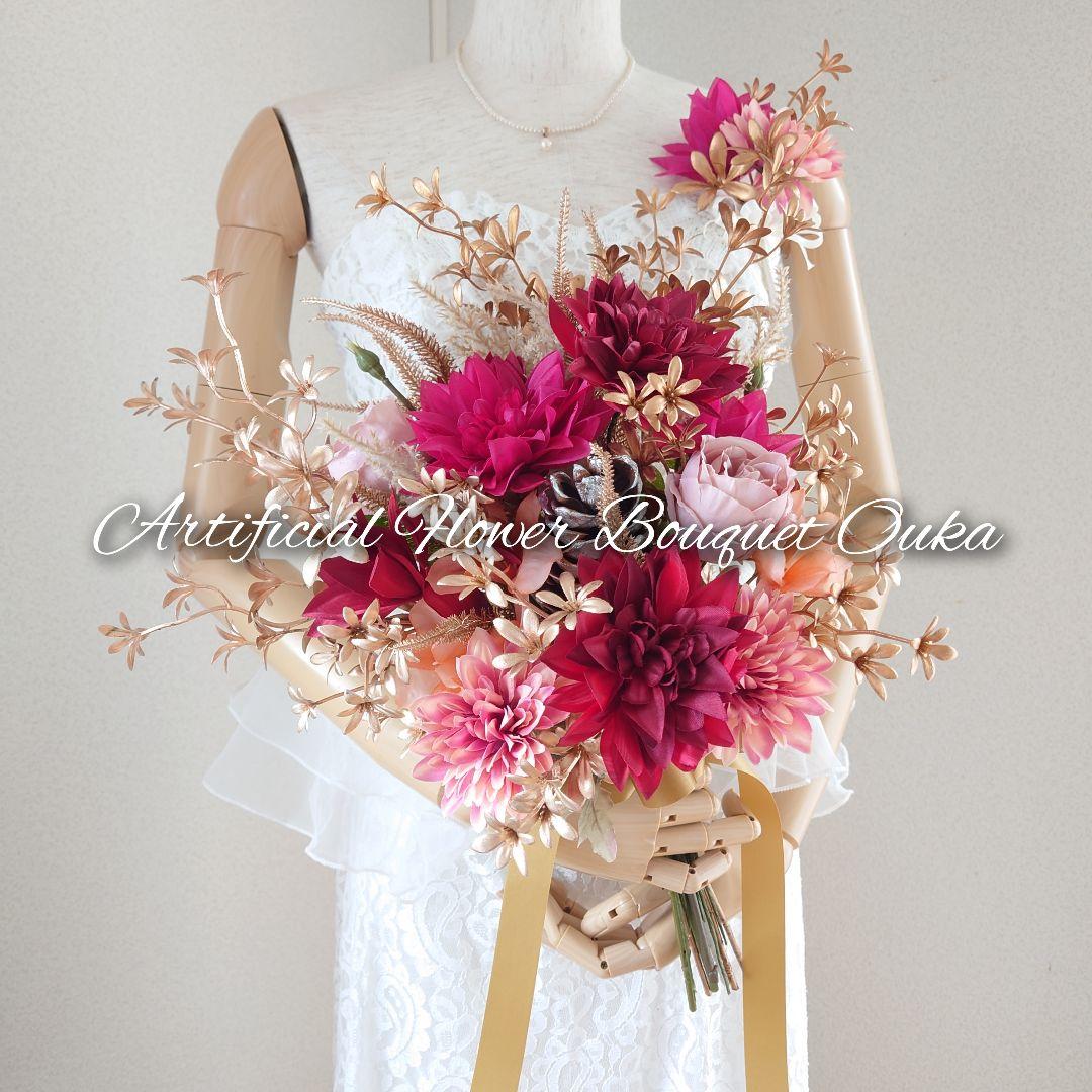 赤いカラードレスに似合うウェディングブーケ特集