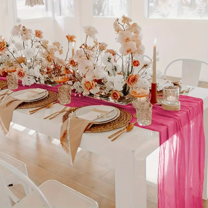 ピンクのランナー、空のワイングラス、白い皿、結婚披露宴、屋内撮影でピンクと白の結婚式のテーブルの写真素材・画像素材 Image 68076745