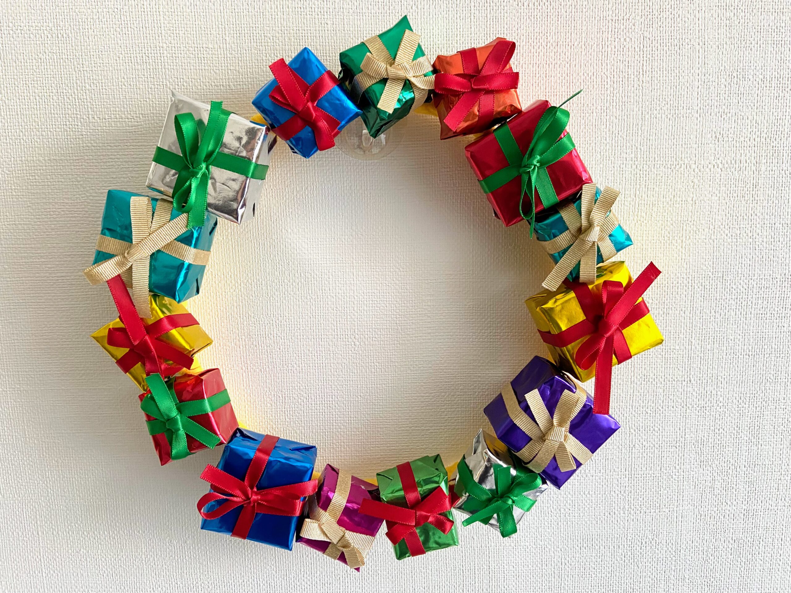 100均アイテムで簡単にできる！手作りのクリスマスリースでクリスマス飾りを楽しもう - トクバイニュース