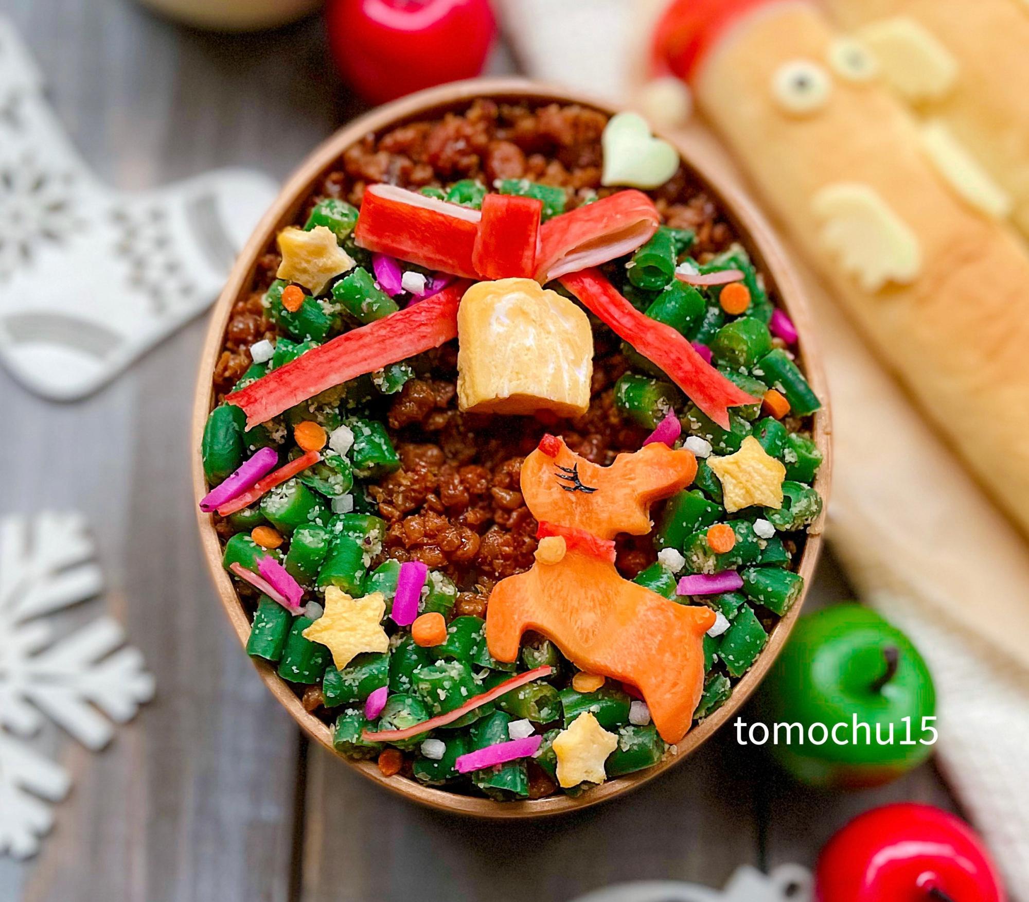 クリスマス仕様の旦那弁当🎅🏻 サンタさんの顔がゆるくてかわいい❤️ クリスマスの季節の街がキラキラしてるの大好き！ ただ、寒いのは苦手です@ukashokudou ☜他のレシピや投稿を見るクリスマス弁当クリスマス料理お弁当お弁当記録旦那弁当お弁当