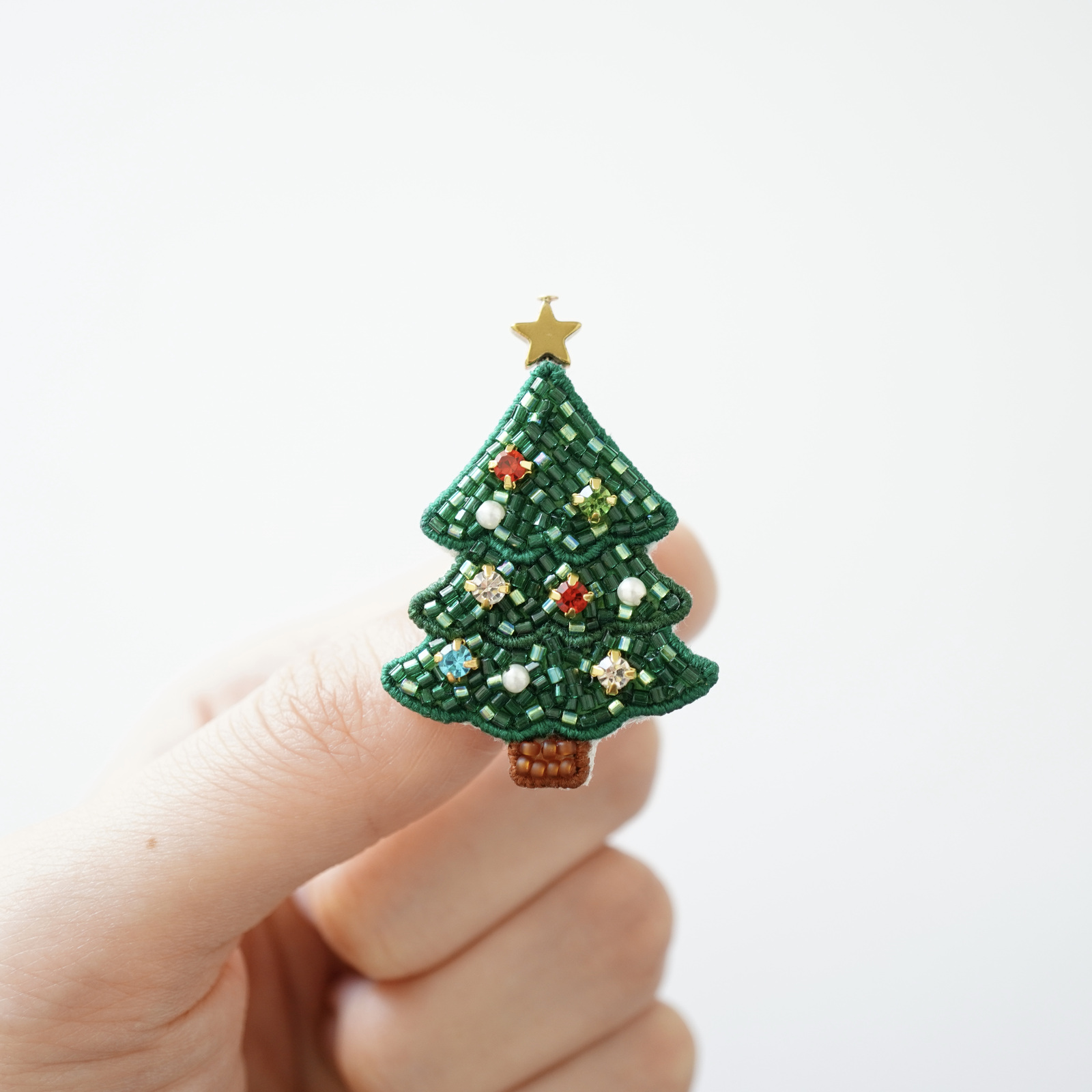 ビーズ刺繍のブローチ☆クリスマスツリーiichi 日々の暮らしを心地よくするハンドメイドやアンティークのマーケットプレイス